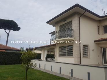 Beautiful Villa in the central area of Forte dei Marmi, at about 500 m from the beach. 