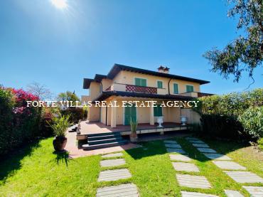 Forte dei Marmi, residential area, beautiful semi-detached villa for sale, with garden and parking spaces.