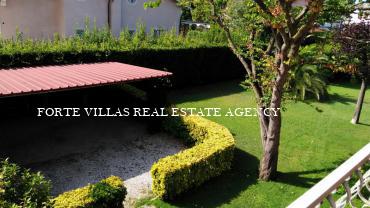 Villa in Forte dei Marmi, with garden, parking space and comfortable summer terraces.