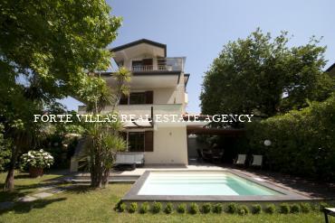 The property is located in Forte dei Marmi, and the distance from the beach is 750 meters