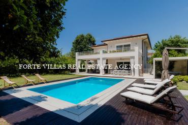 This prestigious luxury villa for rent is located in Vittoria Apuana, in the renowned town of Forte dei Marmi.