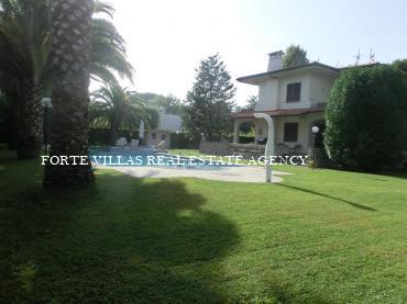Wonderful villa for rent in Forte dei Marmi, about 800 meters from the sea.
