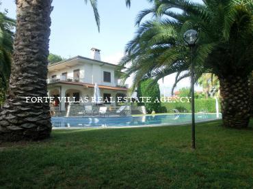 Wonderful villa for rent in Forte dei Marmi, about 800 meters from the sea.