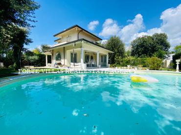 Bellissima Villa con piscina in Versilia
