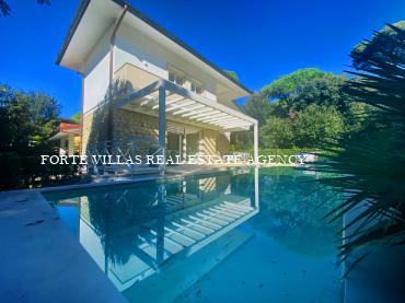 Beautiful Villa in Forte dei Marmi, about 50 m from the beach, with swimming pool and large garden.