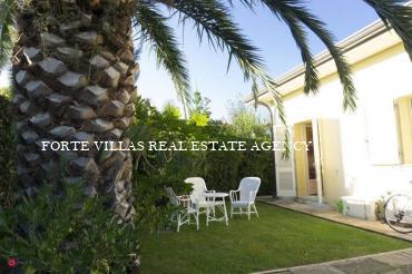 Beautiful Villa based in one of the most beautiful streets in the centre of Forte dei Marmi 