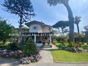 Villa with a large garden in Forte Dei Marmi