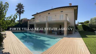 Single villa in excellent condition with swimming pool in Forte dei Marmi