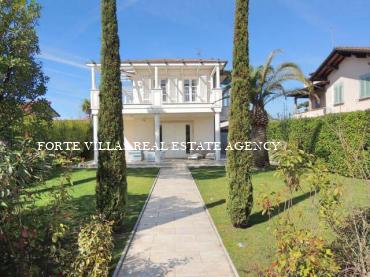 Welcoming semi-detached Villa with large garden in Forte dei Marmi