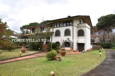 Spacious single Villa for sale in Cinquale area