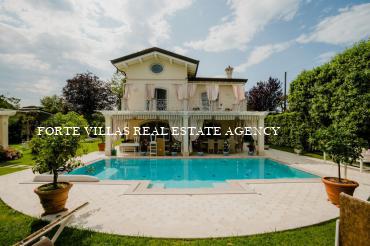 Wounderful single Villa with swimming pool and a large garden, in Forte dei Marmi, about 600 meters from the sea