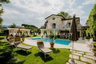 Wounderful single Villa with swimming pool and a large garden, in Forte dei Marmi, about 600 meters from the sea