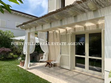 Wonderful recently built semi-detached house, about 900 m from the sea of Forte dei Marmi.