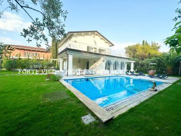 Luxurious single villa with swimming pool located about 700 meters from the sea of Forte dei Marmi.