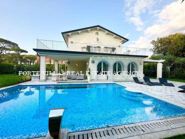 Luxurious single villa with swimming pool located about 700 meters from the sea of Forte dei Marmi.