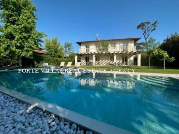 Wonderful newly built single villa with swimming pool, about 300-400 meters from the sea of Forte dei Marmi.