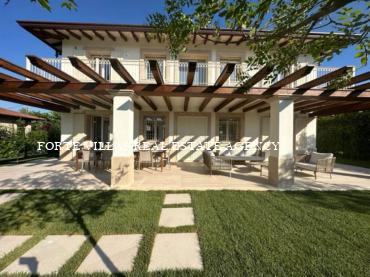 Wonderful newly built single villa with swimming pool, about 300-400 meters from the sea of Forte dei Marmi.