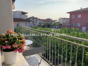 Welcoming centrally located apartment on the first floor, with a beautiful view in Forte dei Marmi, 250 metri dal mare