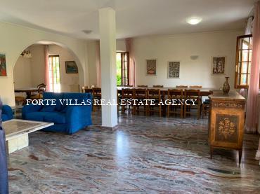 Cozy semi-detached house with large garden, located in a central but quiet area about 800 meters from the sea in Forte dei Marmi