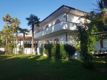 Cozy semi-detached house with large garden, located in a central but quiet area about 800 meters from the sea in Forte dei Marmi