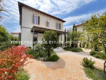 Wonderful centrally located single villa, about 50 meters from the sea in Forte dei Marmi