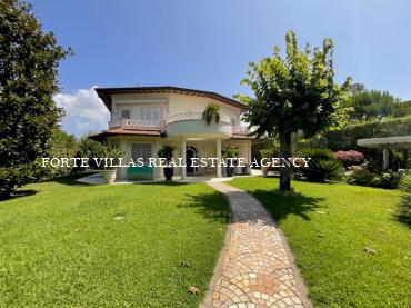 Single villa with large garden located in the central area of Forte dei Marmi and very close to the sea.