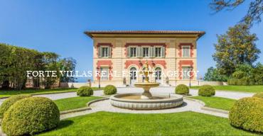 Maestosa residenza storica ubicata sulle colline di Pietrasanta. L'immobile ha un ampio parco di 7.500 mq e gode di una bellissima vista sul mare.