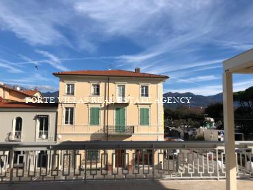 Beautiful apartment located in the central area of Forte dei Marmi, about 150 meters from the sea.