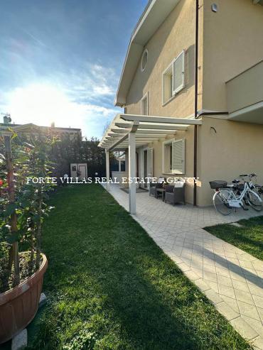 Beautiful semi-detached villa with garden and private parking space, located behind Roma Imperiale area, about 800 meters from the sea.