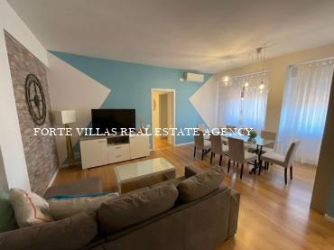 Bright apartment on the second floor with elevator, located in the heart of the pedestrian area of Forte dei Marmi, about 150 meters from the sea.