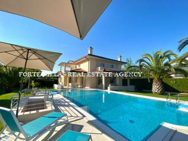 Beautiful villa with pool and garden for rent Forte dei Marmi