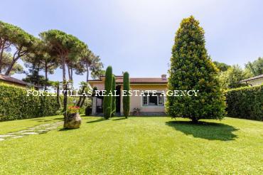 Villa for rent in Forte dei Marmi in Tuscan style