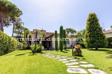 Villa for rent in Forte dei Marmi in Tuscan style