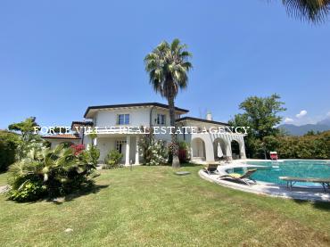 Beautiful villa in Forte dei Marmi with heated pool