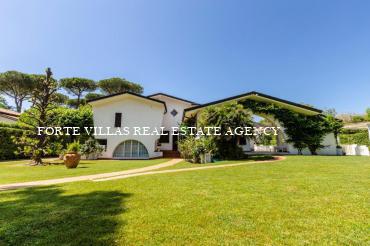 Villa on two floors with pool and garden for rent in Forte dei Marmi