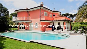 Magnifica villa di lusso in affitto a Forte dei Marmi con giardino grande piscina