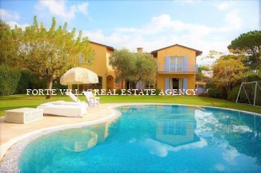 Villa for rent in the center of Forte dei Marmi with pool and large garden