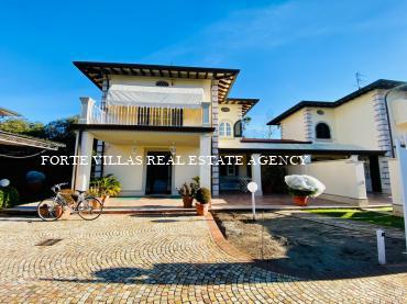 Semi-detached house of new construction for rent in Forte dei Marmi