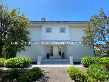 Luxury detached villa for rent in Forte dei Marmi with large heated pool
