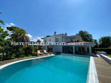 Villa indipendente con grande piscina riscaldata e giardino in affitto a Forte dei Marmi