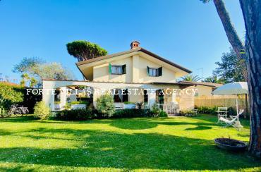 Cozy villa for rent in Forte dei Marmi just 400 m from the Tuscany sea