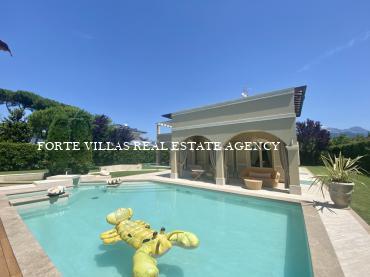 Magnifica villa nuova in affitto a Forte dei Marmi con piscina