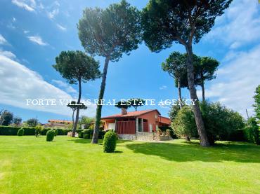 Cozy and spacious villa for rent in Forte dei Marmi Tuscany coast