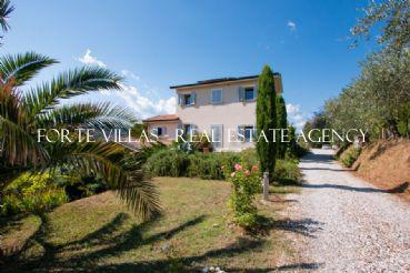 Villa in affitto e vendita a Vezzano-Ligure con un grande giardino