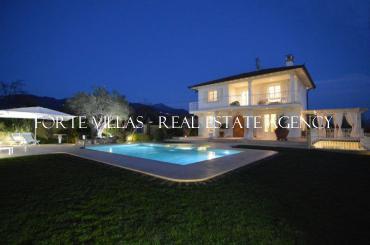 Villa singola in affitto a Pietrasanta con piscina