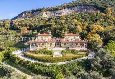 Bellissima Villa a Massaciuccoli, con meravigliosa vista sul lago, vanta di un'ottima posizione, zona tranquilla, con grandi spazi. 