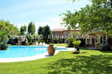 Beautiful villa for rent in Forte dei Marmi with guest house